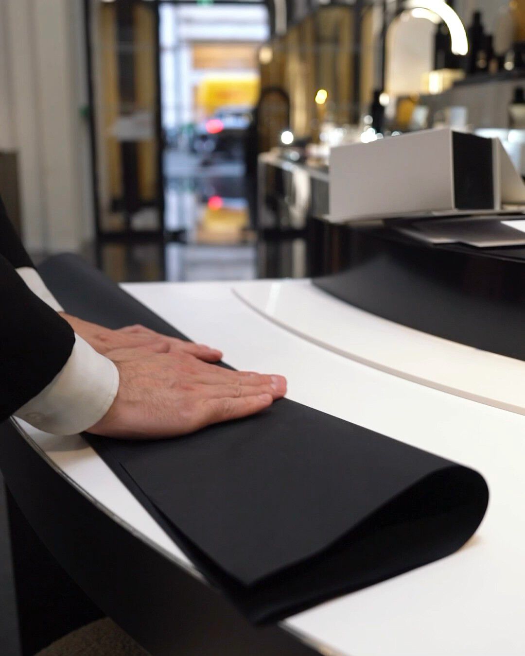 Preparation soignee d'une carte cadeau Carita Paris 