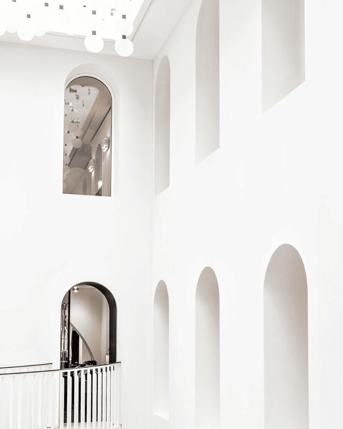 Arches blanches et miroirs de la Maison de Beaute Carita.