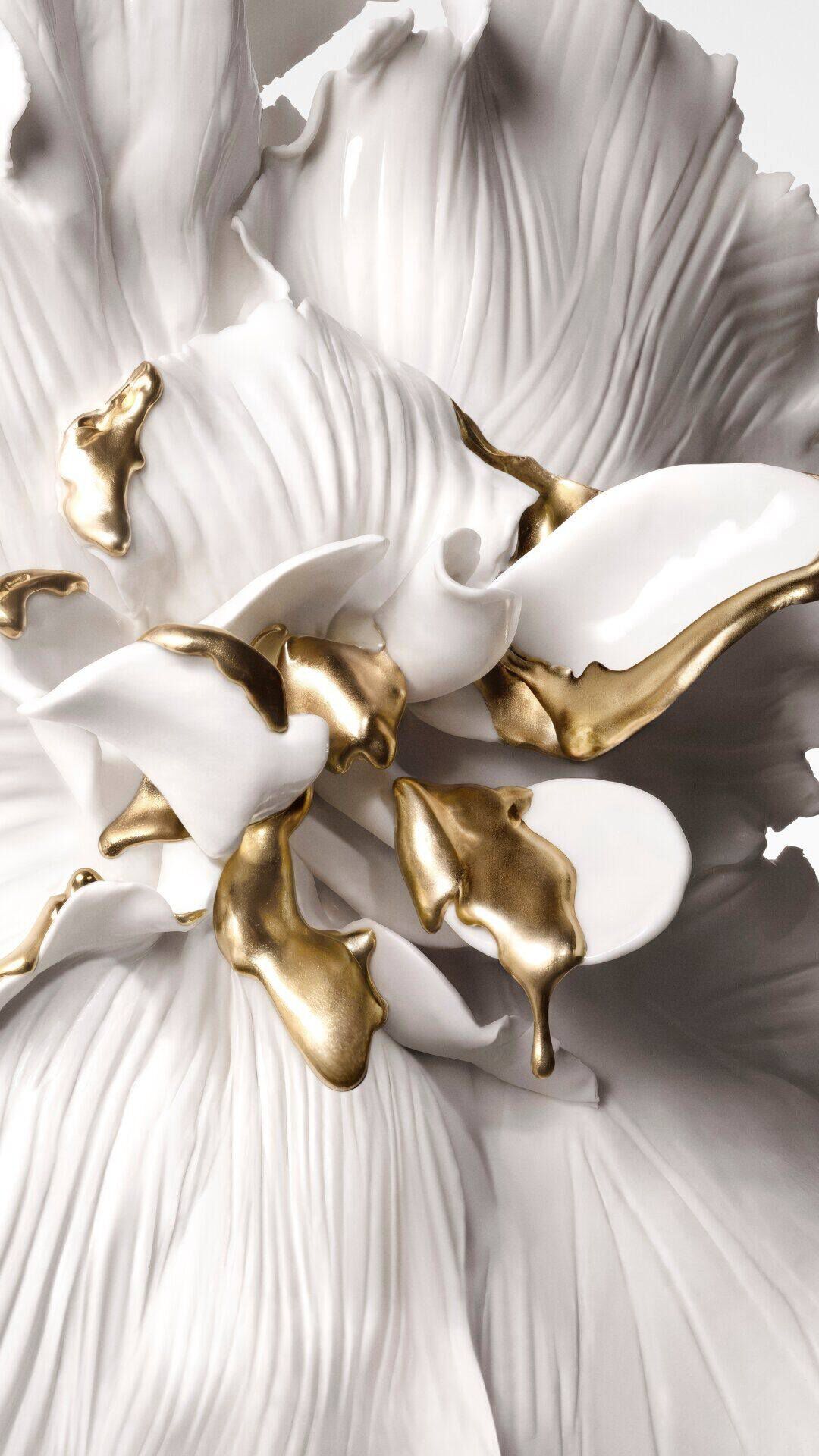 Fleur sculptee blanche aux details dores Biotech Gold 24K.