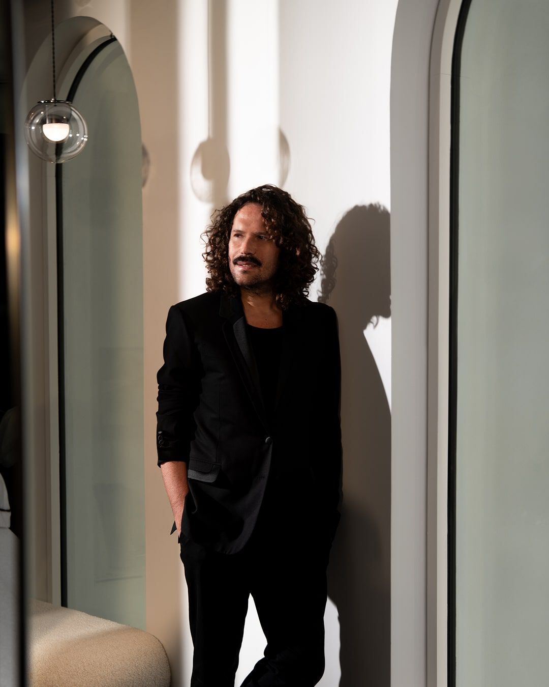 Le coiffeur expert david Lucas de la Maison Carita Paris realise une coupe de cheveux elegante sur une cliente blonde, mettant en avant la brillance et le mouvement naturel d'une chevelure sublimee.​