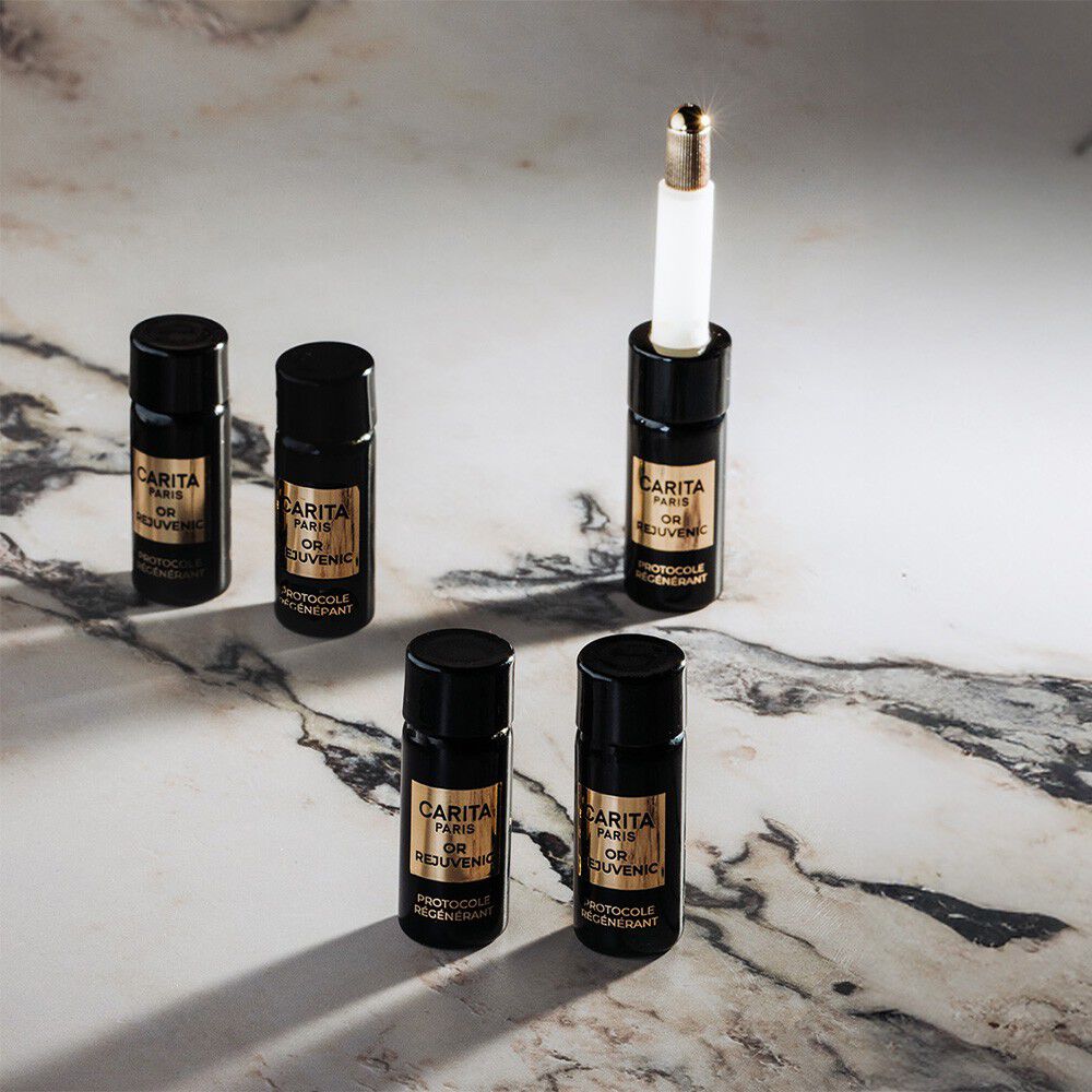 Soin au serum Carita Or Rejuvenic sur une somptueuse surface en marbre.