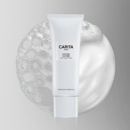 Tube de Mousse Nacree Carita Paris et gros plan de sa mousse riche et nacree, symbolisant purete et nettoyage luxueux.