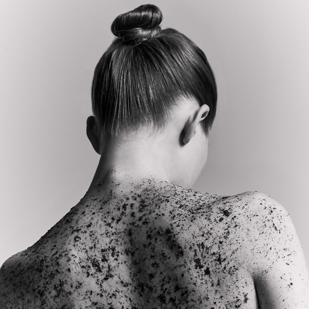 Portrait de dos d'une femme avec un gommage texture.