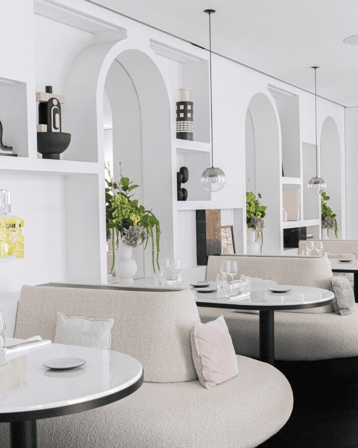 Salle de restaurant lumineuse et vegetalisee Rosy & Maria.