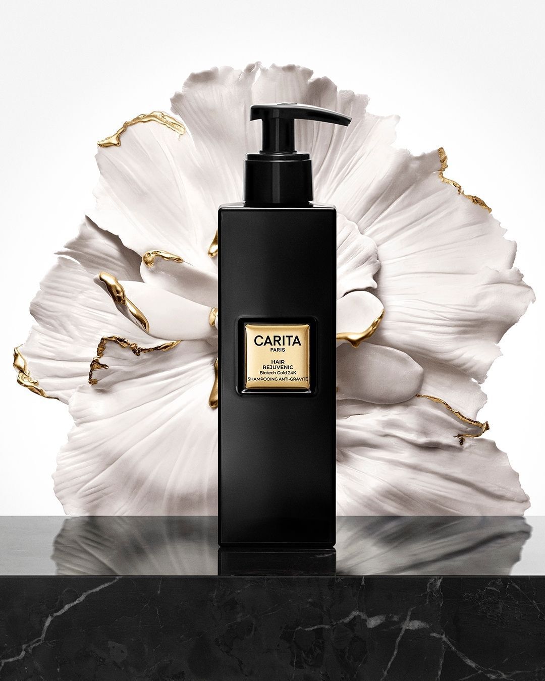 Shampooing Lumiere Anti-Gravite Hair Rejuvenic devant une fleur.
