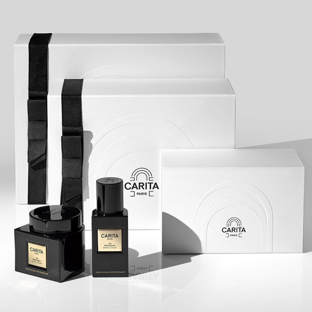 Alignement de coffrets blancs et flacons noirs Carita.