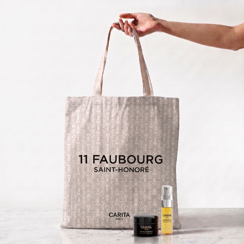Trousse Carita et trois soins Or Rejuvenic dans des flacons noirs.​