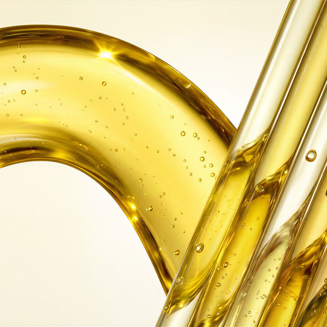 Expertise scientifique Carita : une huile doree precieuse circulant dans des tubes de verre. L alliance du luxe et de la haute technologie pour un soin revitalisant d exception.