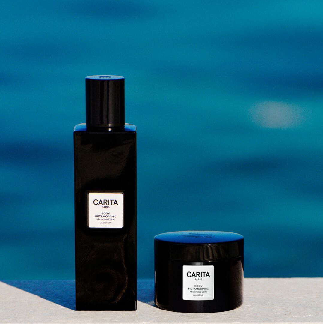 Flacon et pot noirs Body Metamorphic Carita sur fond noir.