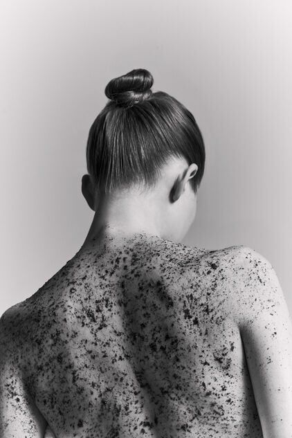 Portrait de dos d'une femme avec un gommage corporel texture.