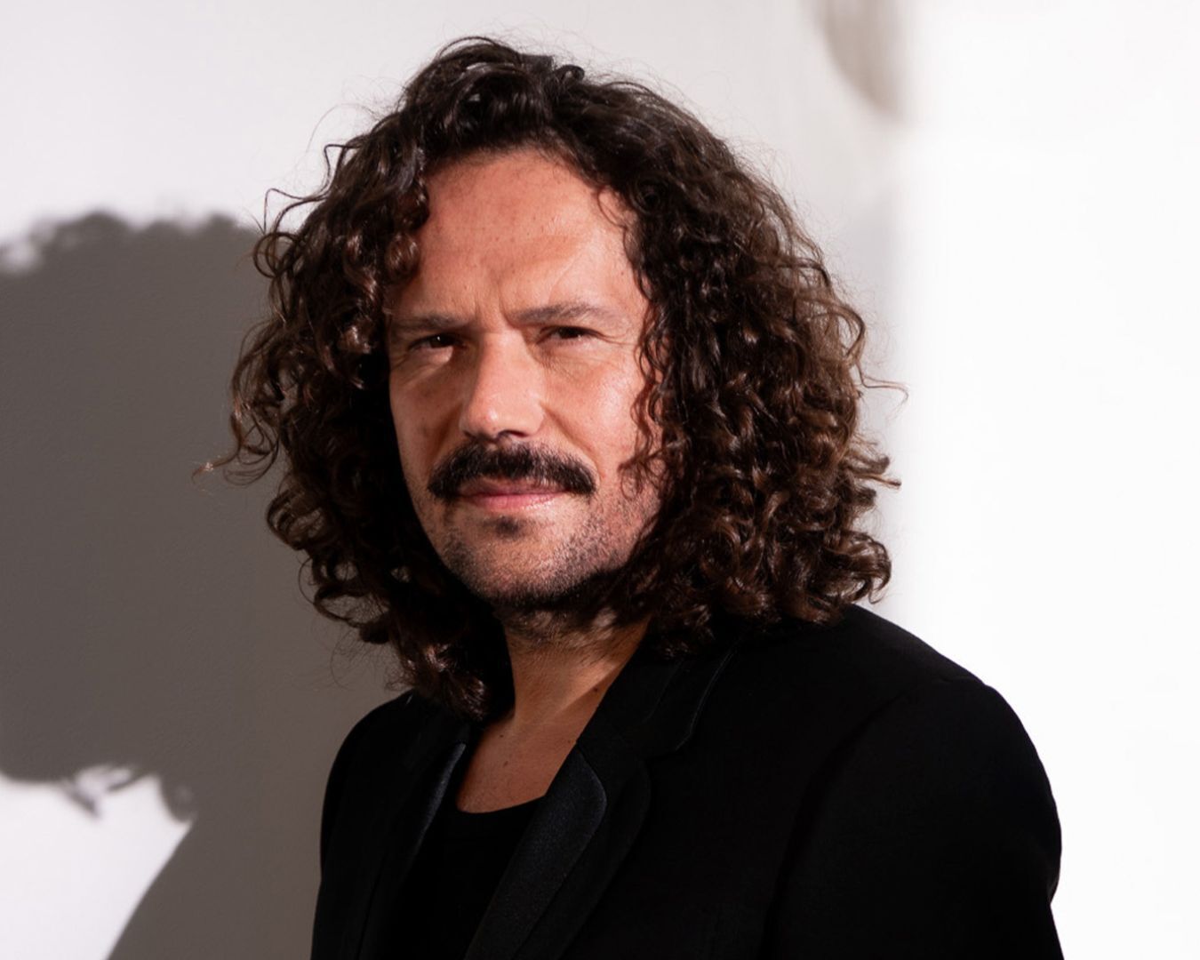 Portrait du coiffeur ambassadeur David Lucas en veste noire.