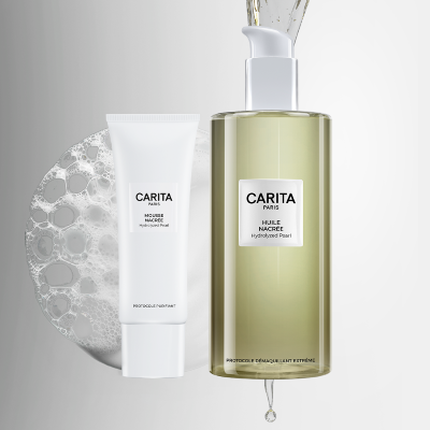 Banniere presentant les produits Carita pour le double nettoyage : un tube de Mousse Nacree a gauche et une bouteille d'Huile Nacree a droite. Derriere chaque packshot produit figure l'ingredient correspondant.