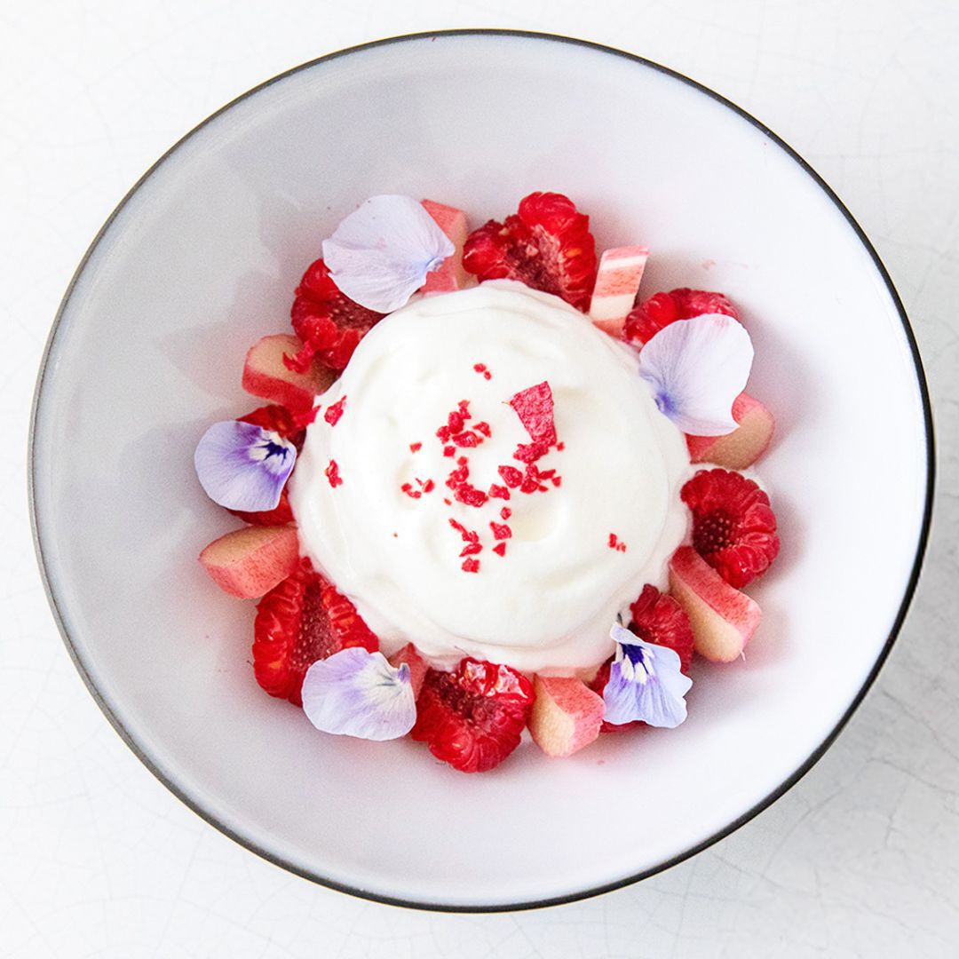 Dessert aux fruits rouges et fleurs du restaurant Rosy et Maria.