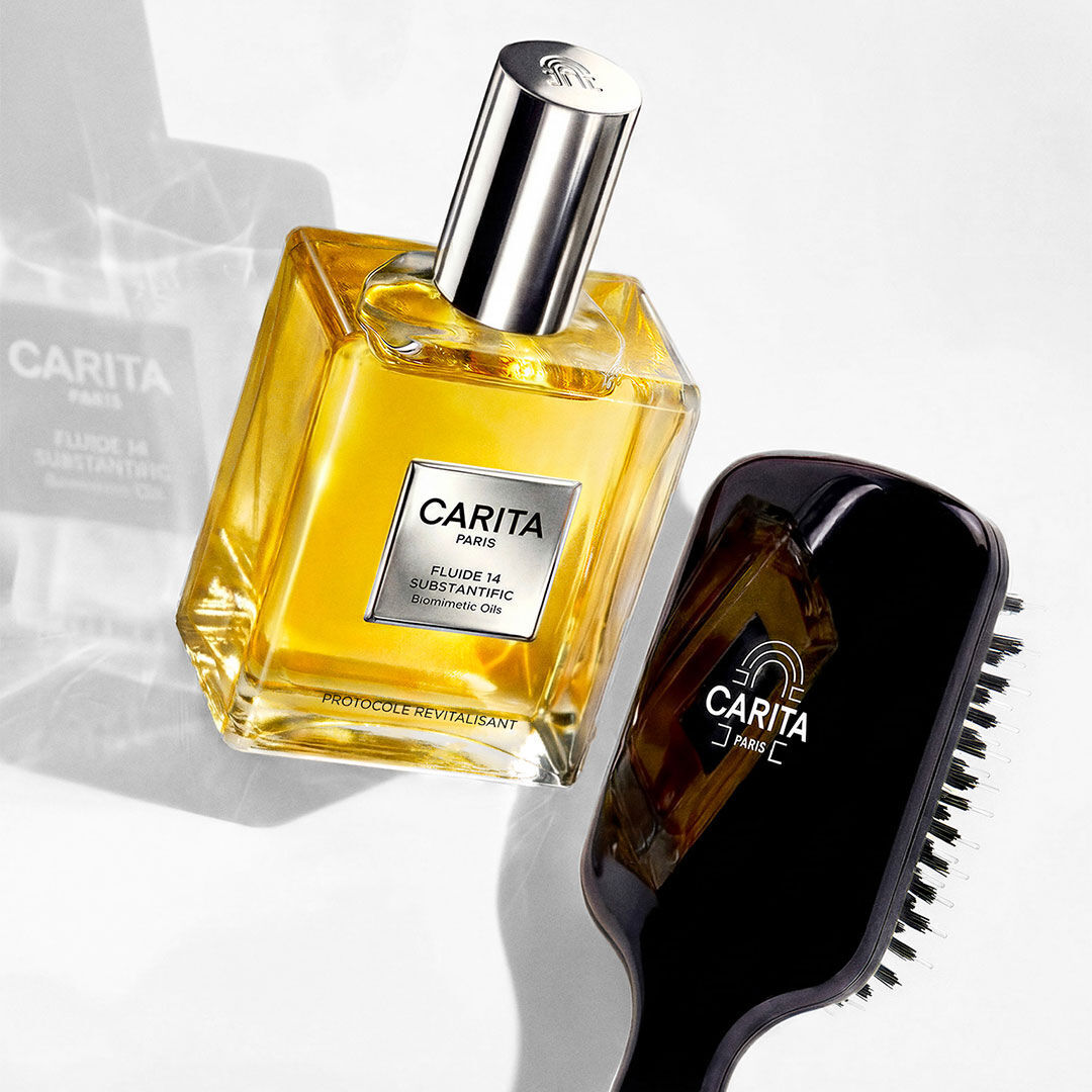 Flacon de Fluide 14 dore a cote d'une brosse noire.