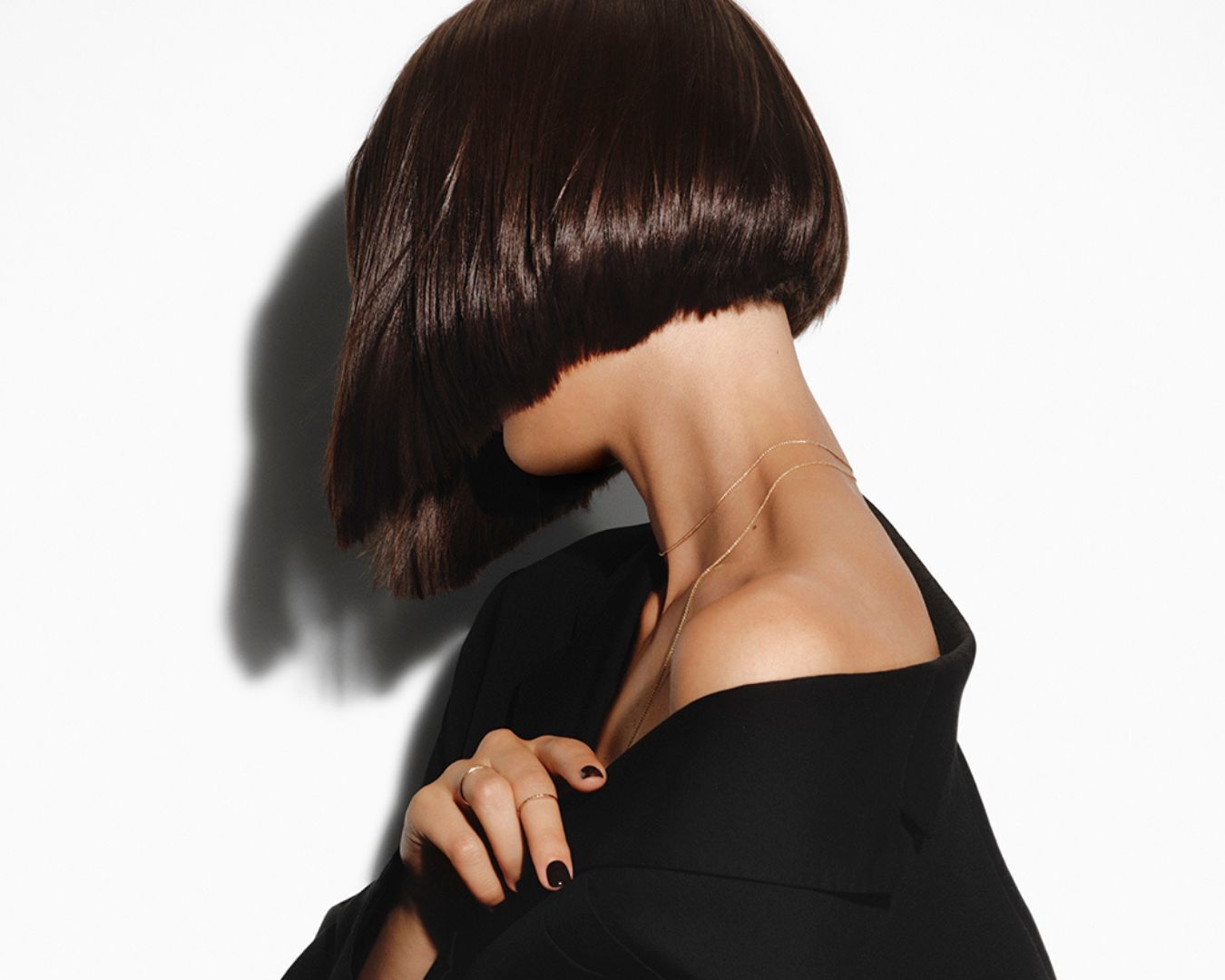 Femme brune aux cheveux bruns coupes en carre court et lisses.
