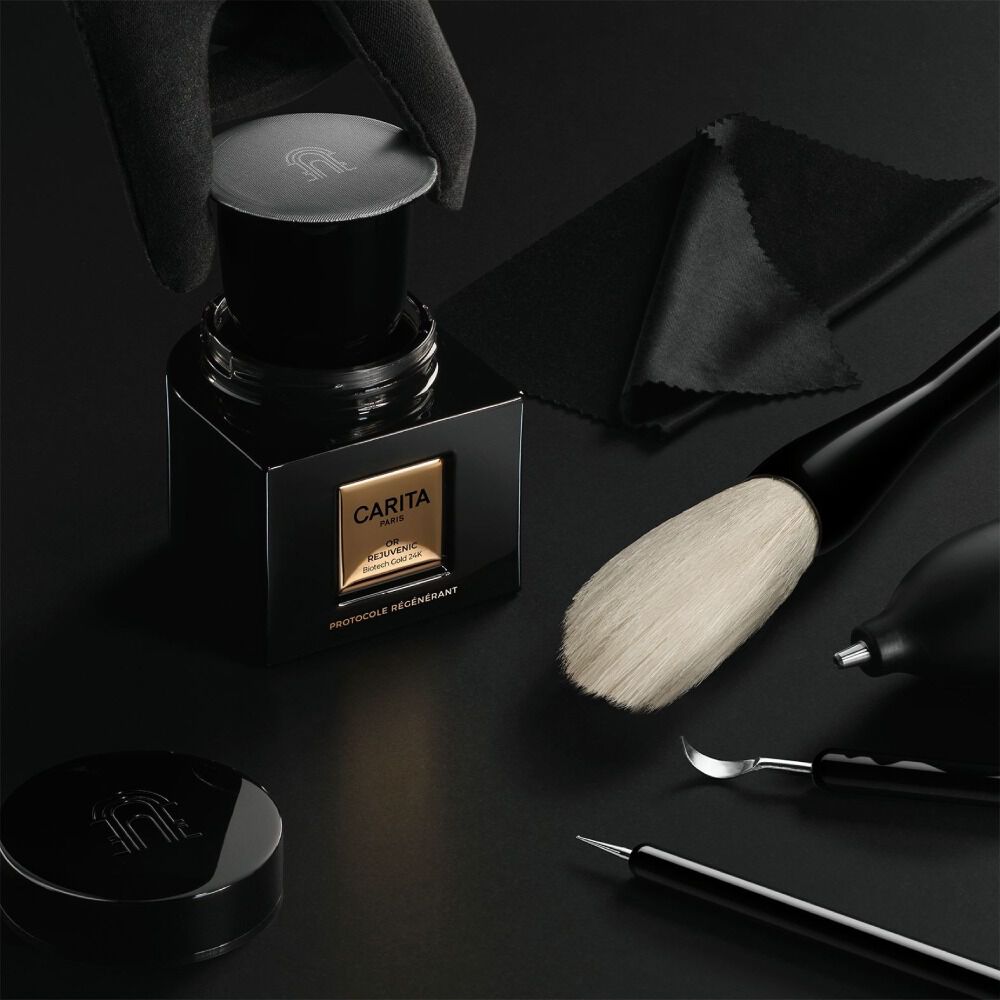 Main gantee inserant une recharge dans le pot Carita Or Rejuvenic.​