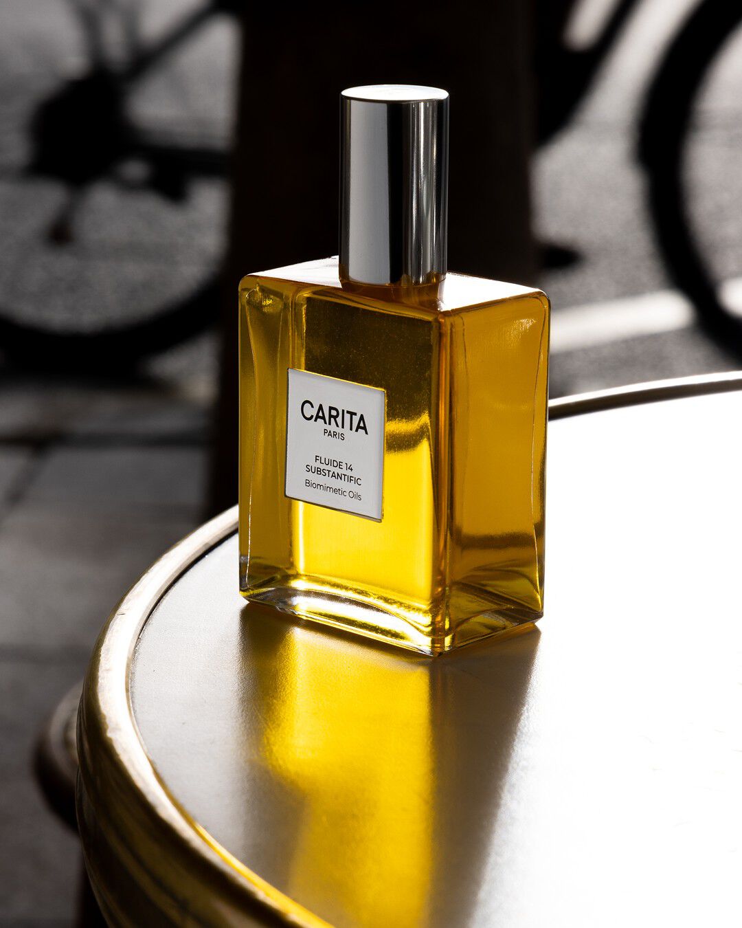 Le Fluide 14 de Carita Paris sublime par une deambulation luxueuse dans Paris : de la Seine a la Tour Eiffel, jusqu'a l'emblematique Maison de Beaute du Faubourg Saint-Honore.​