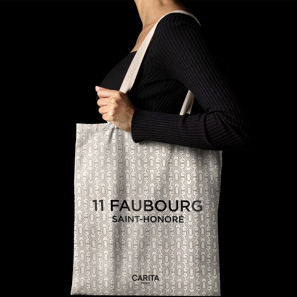 Flacons Carita Paris Fluide 14 et sac en maille noir sur bois​