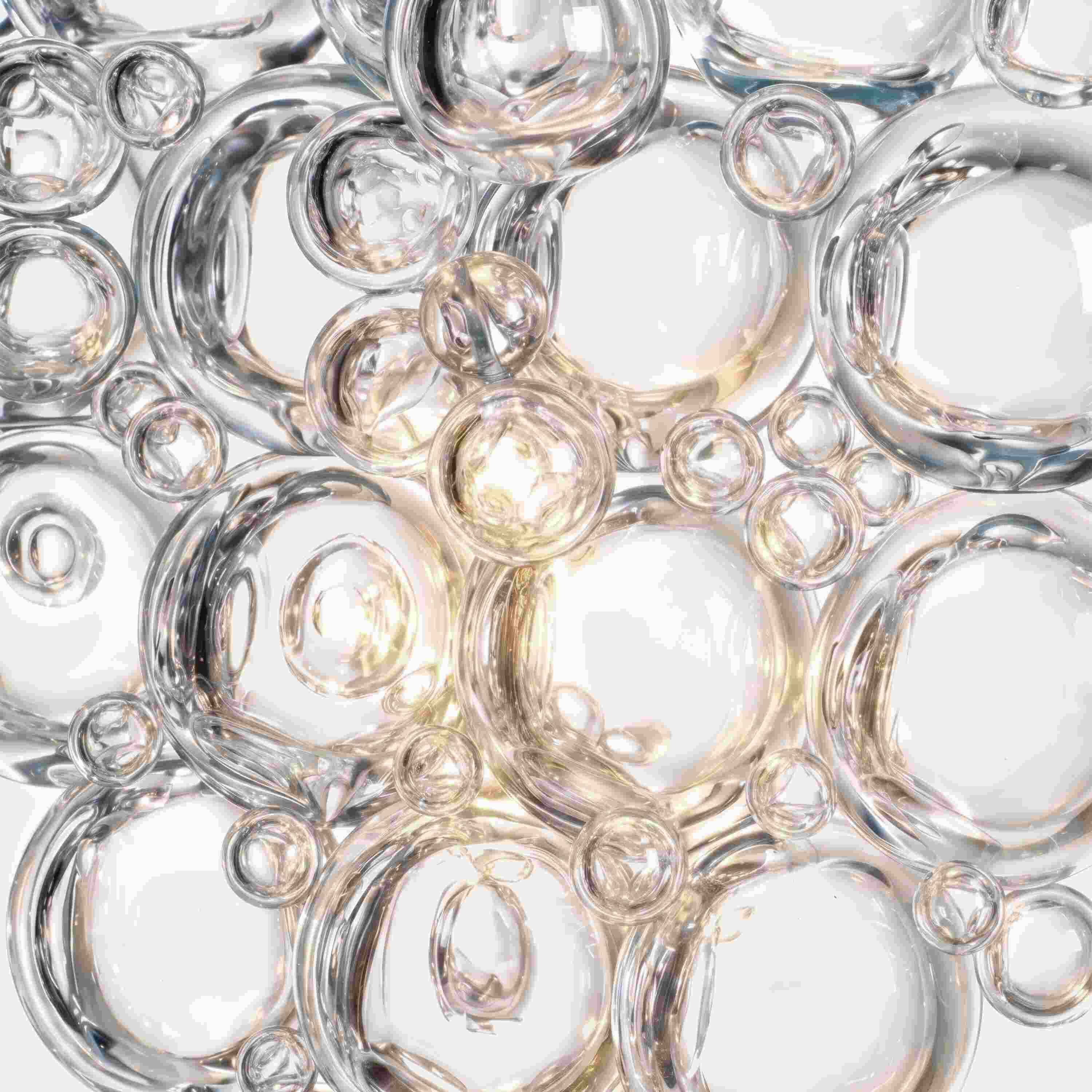 Bulles transparentes illustrant la science du shampooing.