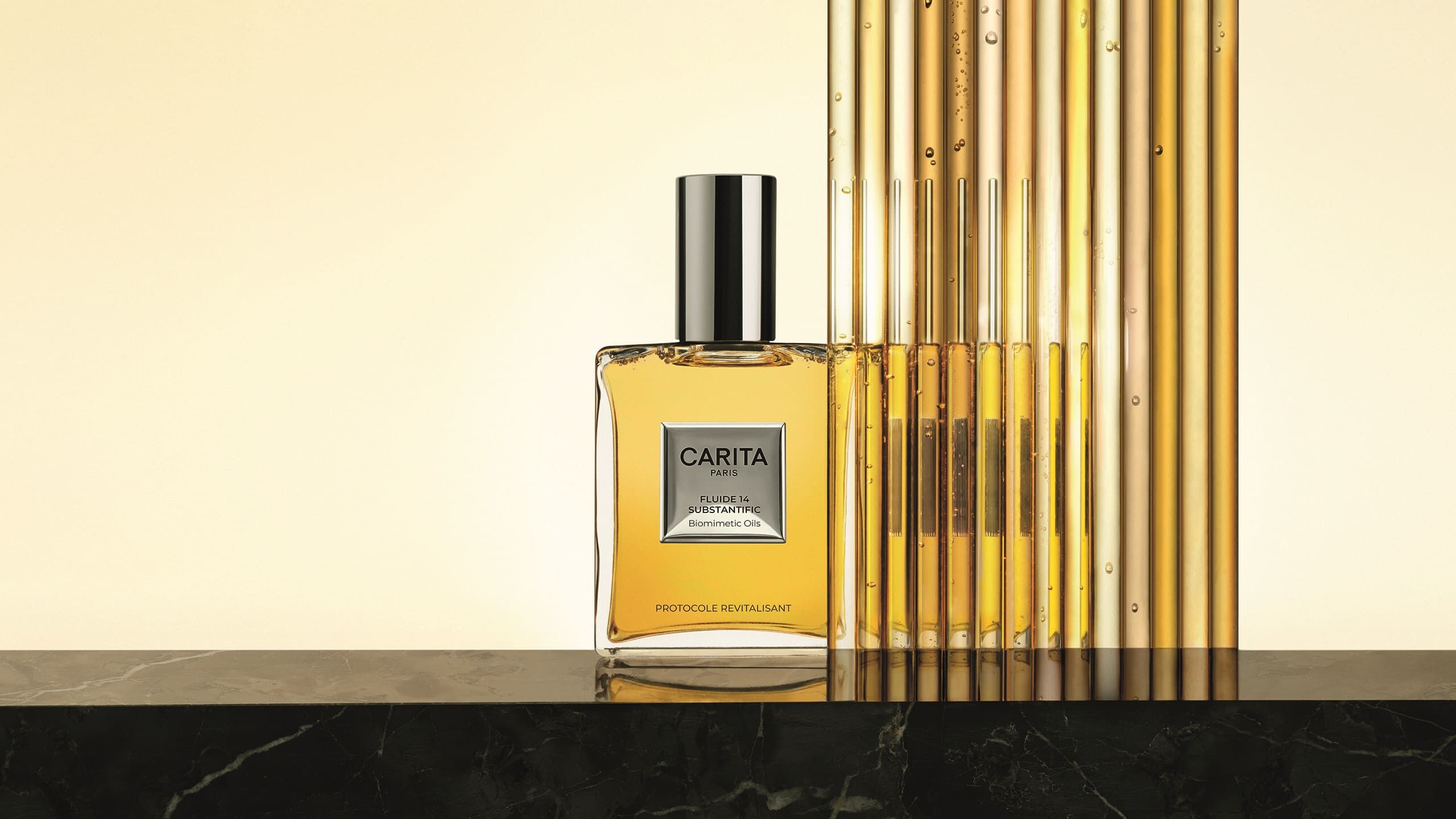Le flacon du l’iconique Fluide 14 Substantific posee sur un marbre precieux, devant des eprouvettes de verre infusees d'or. Une mise en scene melant haute science et luxe absolu.