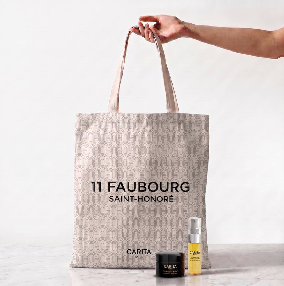 Trousse Carita et trois soins Or Rejuvenic dans des flacons noirs.​